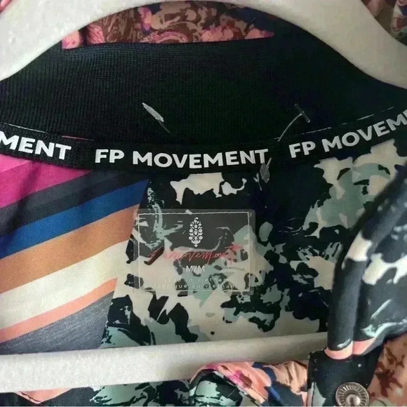 FP Movement Women's Bunny Slope Printed Puffer Jacket‎ Size M NWOT - Picture 9 of 16